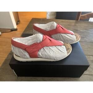 Naturalizer Lincoln Sandals, Coral Leather, Women Size 5 Brand New!